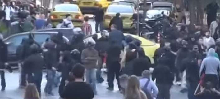 Επίθεση στο Μοναστηράκι: Ομάδες κουκουλοφόρων από 30-40 άτομα έκαναν περιπολίες αναζητώντας θύματα